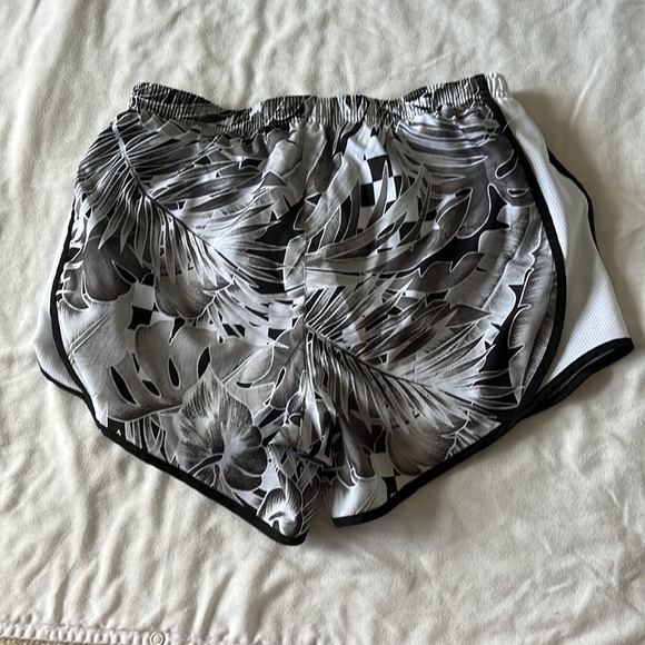 Nike Dri-fit gray running shorts - Picture 2 of 3